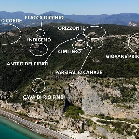 La Testa Fra Le Nuvole Oda ve Kahvaltı Finale Ligure